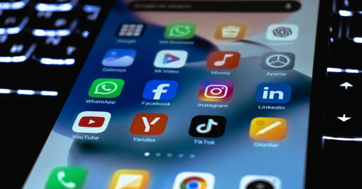How to change app logo dynamically in iOS?